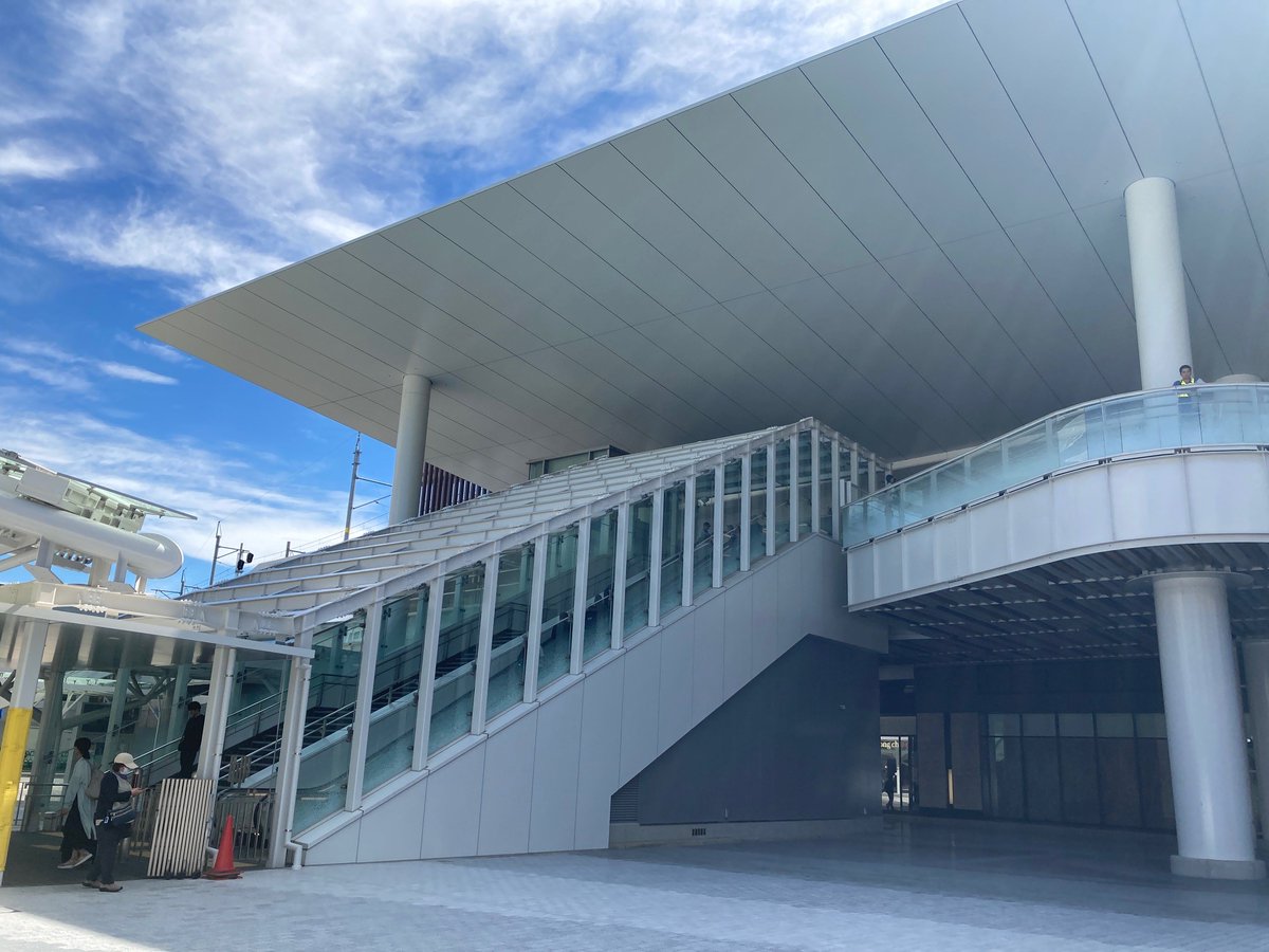 JREast_TokyoPMO's tweet photo. 9月18日、事業主体の新潟市とともに当社が整備した万代ペデストリアンデッキにて、中央階段とエスカレーターが供用開始されました！4月1日のデッキ供用開始に続き、新潟駅と万代広場の行き来がさらに便利になりました。人々が憩い、集うまちの玄関口として駅前のさらなるにぎわいが期待されます！ https://t.co/sKmZSSsi9Z