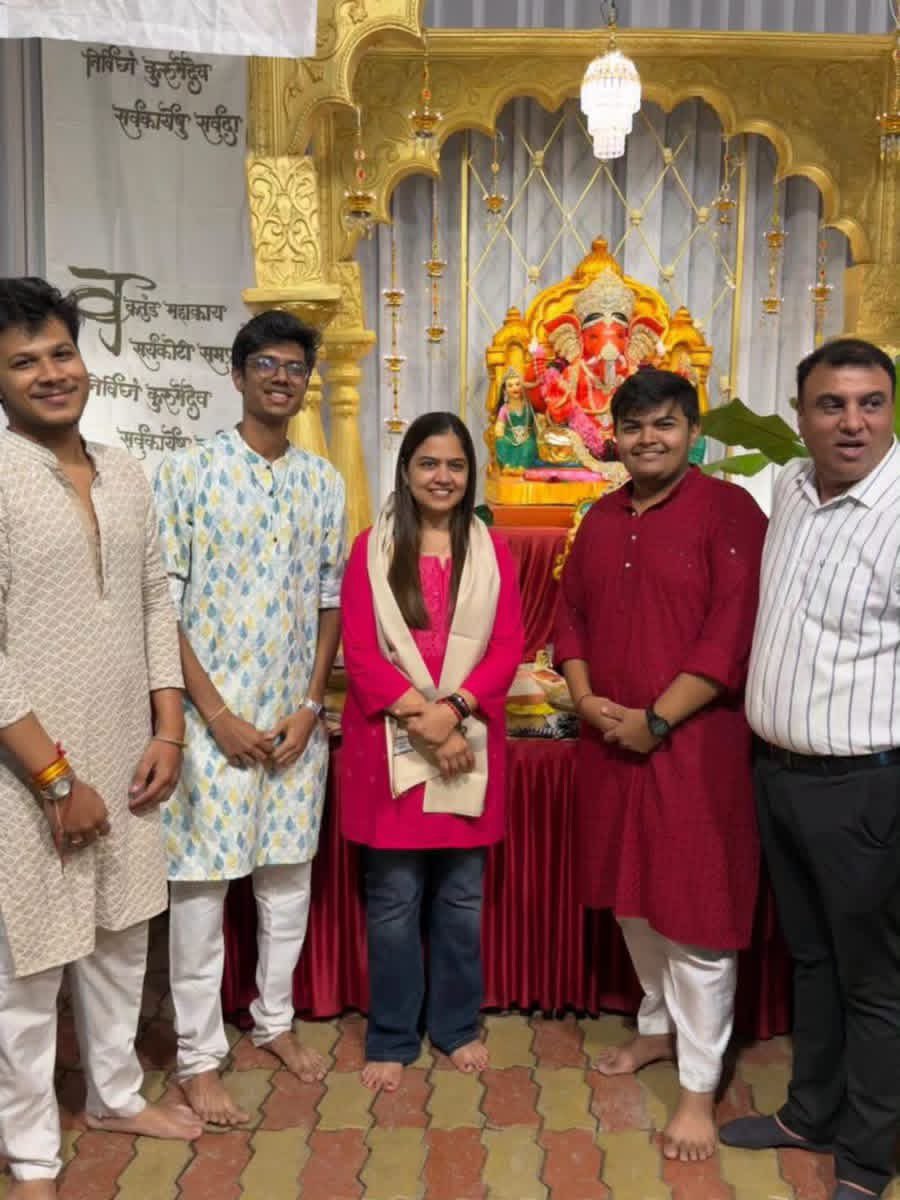 SangoreDr's tweet photo. राजेश नगर युवा गणपती मंडळास आज गणेशोत्सवानिमित्त भेट देऊन श्री गणरायाचे दर्शन घेतले. मंडळाच्या पदाधिकारी व कार्यकर्त्यांशी संवाद साधत गणेशोत्सवाच्या शुभेच्छा दिल्या.
#RajeshNagar #YuvaGanpatiMandal #Ganeshotsav #GanpatiBappaMorya #DrShilpaSangore https://t.co/OHuEjtIFyE