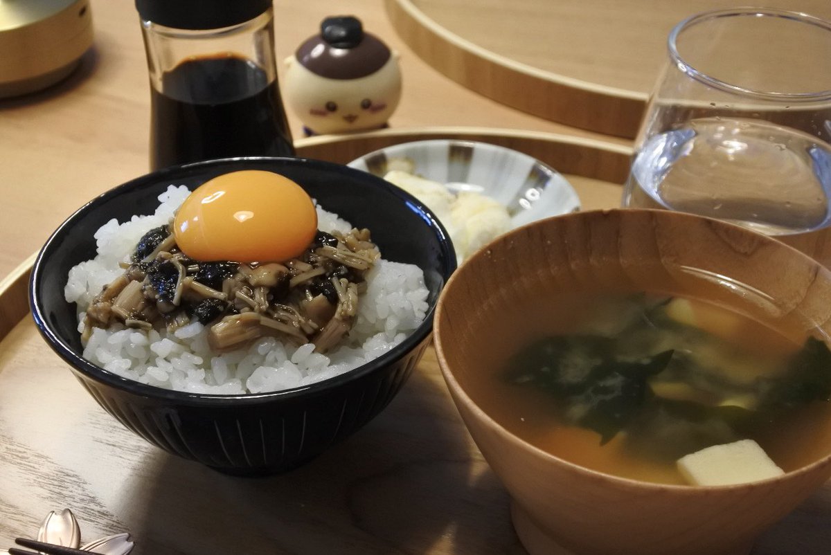 1304ef's tweet photo. 2026.09.18  今日の朝ごはん
海苔なめ茸にツヤツヤの卵をのせてみました。
奥に見えるくりまんじゅう先輩の視線が痛い。 https://t.co/qrdsJYbudE