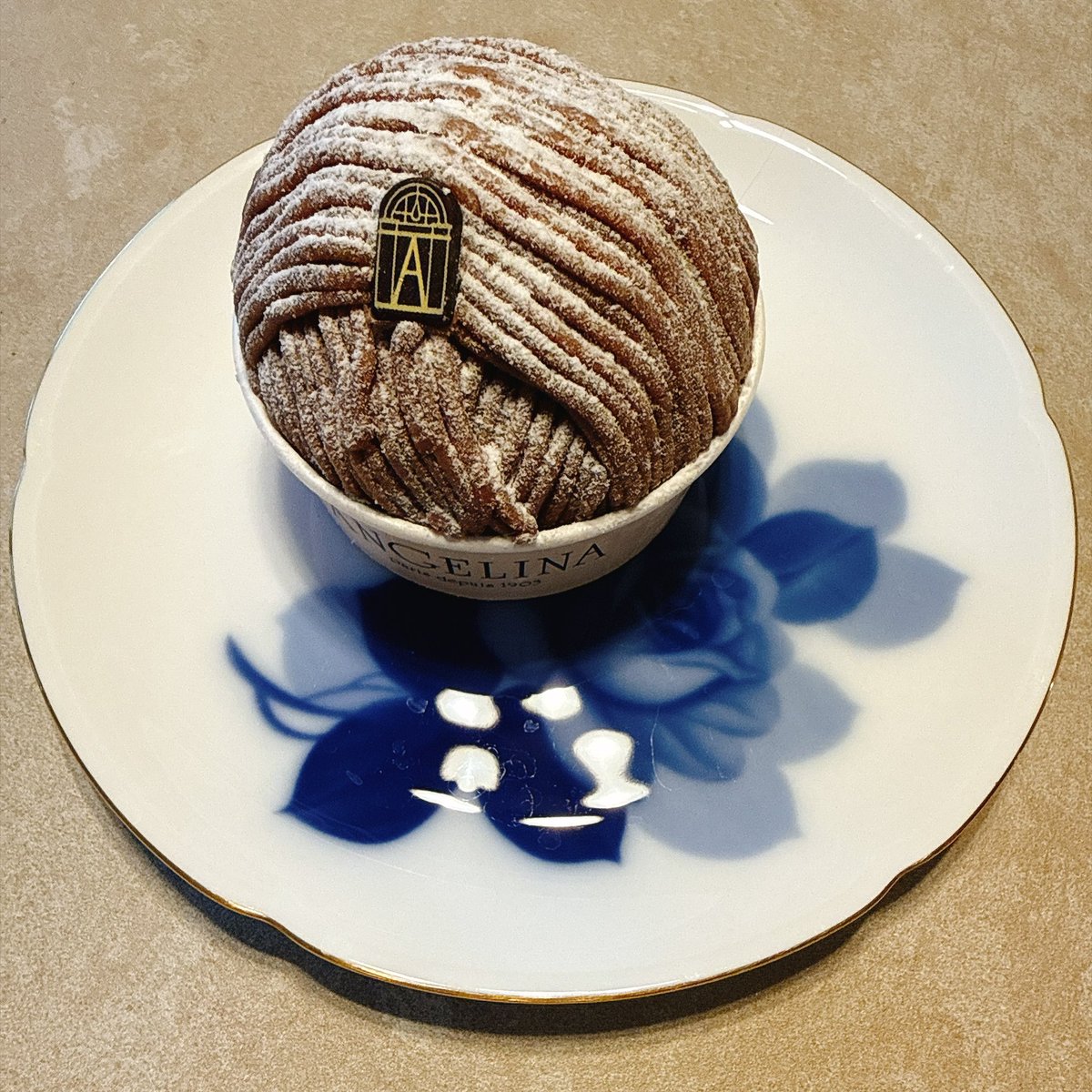 Mustafafenrir1's tweet photo. 美味しいモンブランは沢山あるけど、
私が一番好きなのは（一番食べたいのは）
アンジェリーナのモンブラン！
メレンゲ、生クリーム、マロンペースト全て🌰
レギュラーサイズが今は1400円越えですが
ペロリといただきました！ https://t.co/nrgWnfr3SH