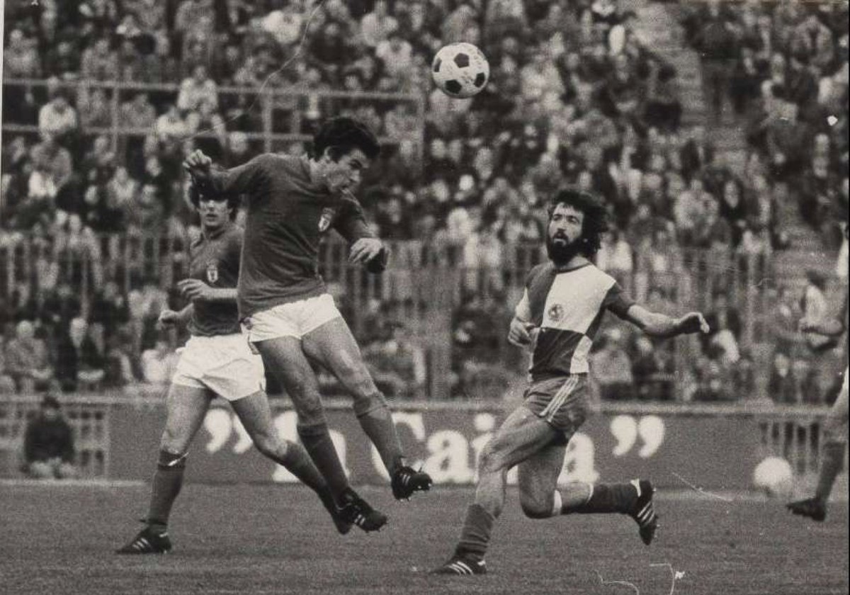 CESabadell's tweet photo. 🤝🏻 Un duelu ente dos grandes del nuesu fútbol que vamos esfrutar enforma

⚽️ Tenemos munches ganes del partíu de mañana, @RealOviedo! https://t.co/pnDSxYdRIq