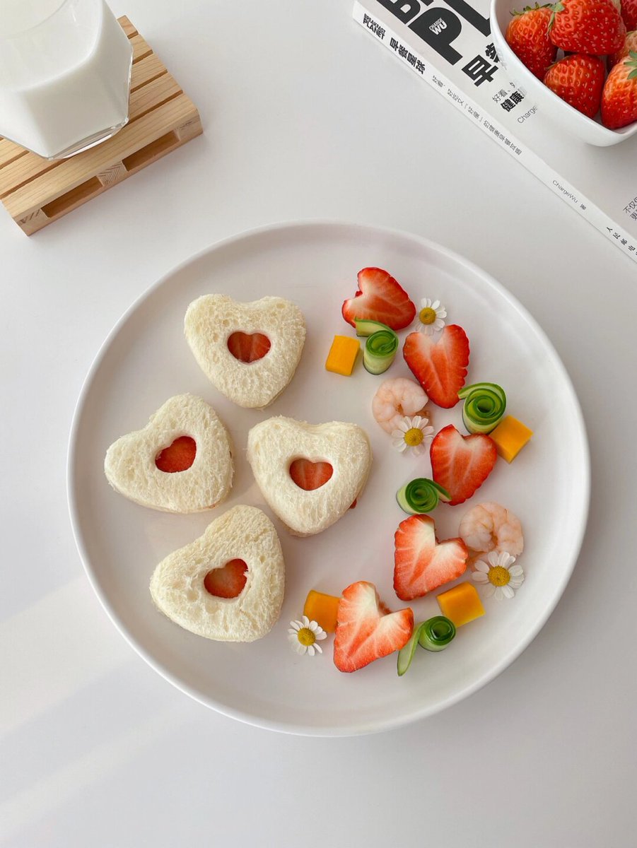 buttj599640's tweet photo. Just got woken up by my partner making heart-shaped toast for our lazy Sunday morning , https://t.co/gjegjYcCM4