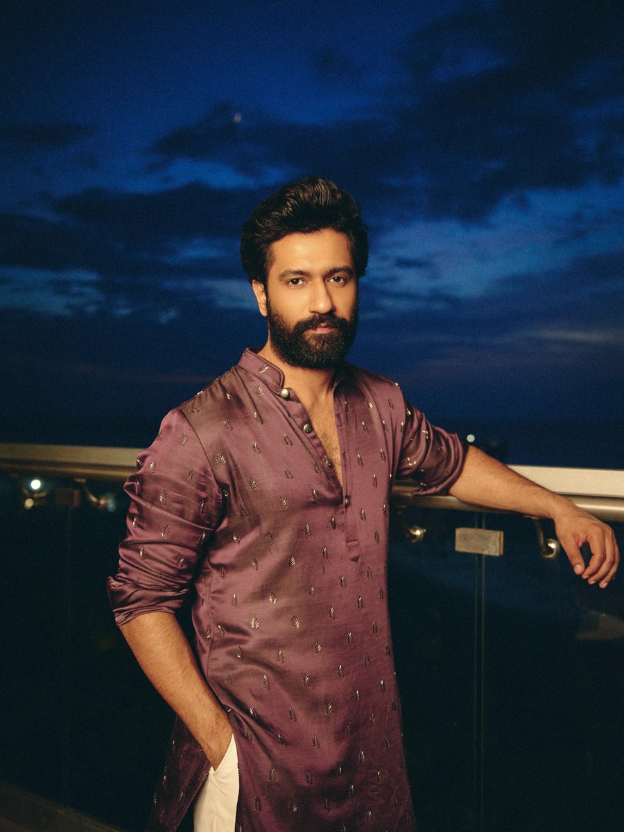 VickySupremacy's tweet photo. Handsome hunk 🥵

Vicky Kaushal from Ganapati celebration ✨
#VickyKaushal https://t.co/nr1OIVK8As