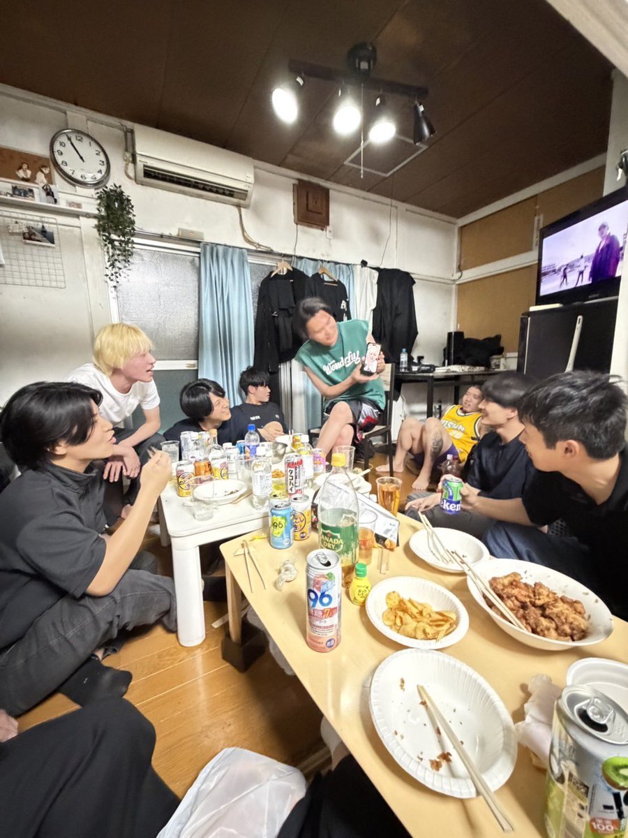 livertydream's tweet photo. 缶チューハイと唐揚げで8人。わざわざ店に行かなくても人が集まるのが、たぶん一番いいところ。江東区、西大島から徒歩5分です。 https://t.co/Qrc9lRhAXE
