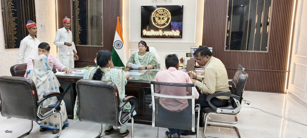 dmraebareli's tweet photo. कलेक्ट्रेट कार्यालय में जनसुनवाई के दौरान जनसामान्य की शिकायतों को सुनकर संबंधित अधिकारियों को समयबद्ध व गुणवत्तापूर्ण निस्तारण सुनिश्चित करने के निर्देश दिए।
@UPGovt @CMOfficeUP @ChiefSecyUP @InfoDeptUP https://t.co/0kwFvbJAHs