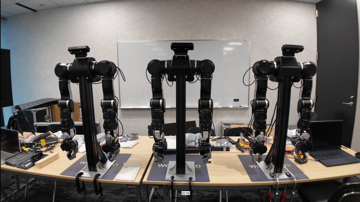monoai_robotics's tweet photo. 3体のOpenArm が中国から届いて、無事に動作チェックが完了しました。
QDDモーターの軽くて優しい反発力を感じます。

ここから長い旅がはじまります https://t.co/avIbhxQR48