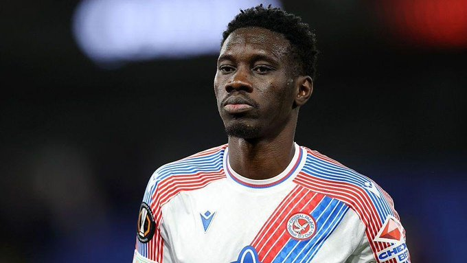EAGLE1861's tweet photo. 🤔 Does the #CPFC squad have an issue with Ismaila Sarr? Or was he just keen to get back inside and receive treatment?

👀 Whatever the truth is, his behaviour after the final whistle against Lech Poznan was undoubtedly odd...  

https://t.co/QaCfwAlX6F https://t.co/Fl5V7Km3er