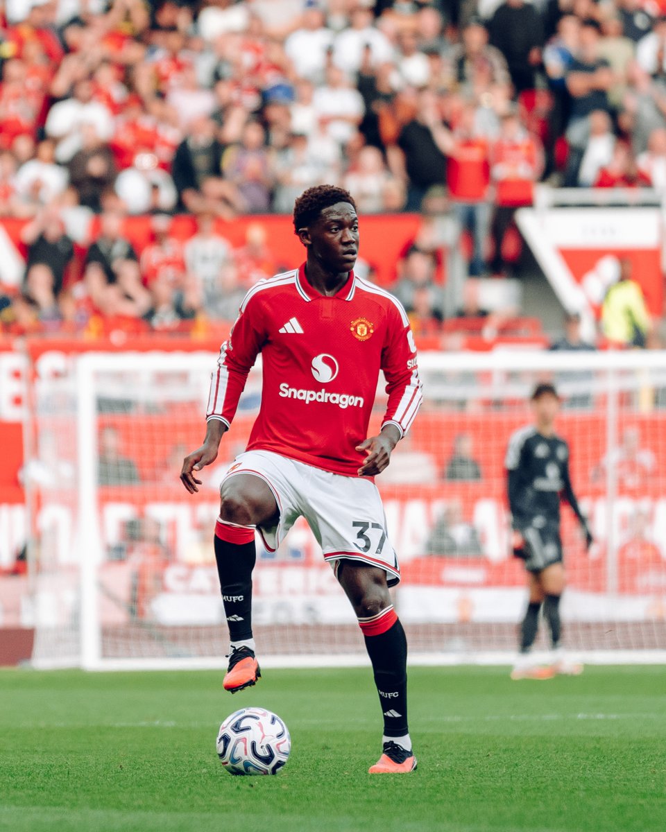 ManUtd's tweet photo. Congrats, Reds 👏

Kobbie and Marcus have been named in the latest England squad 🏴󠁧󠁢����󠁮󠁧󠁿