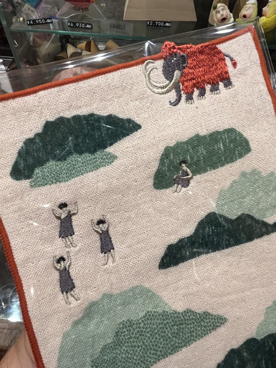 element5429's tweet photo. イラストレーター森田MiWさんの不思議な絵と飛び出す刺繍が可愛いタオルハンカチに新作登場🤩
今回もケンタウルス、マンモス、ヤタガラスという渋いモチーフがたまりません😆
友達やご家族へのプレゼントにいかがでしょう🎁
#高松市
#北浜アリー
#雑貨屋
#森田miw
#moritamiw https://t.co/FxuilOu2AQ