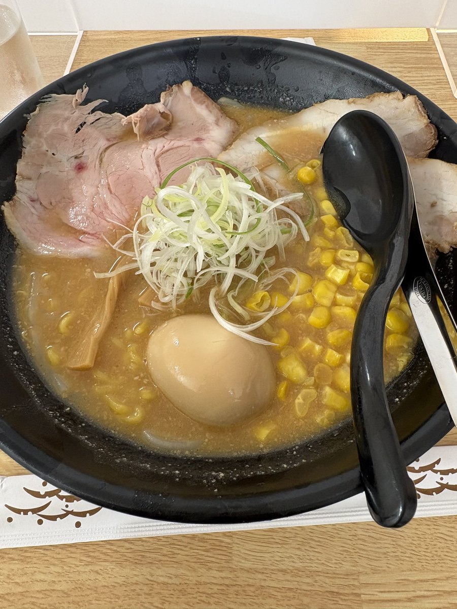 maako_72golf's tweet photo. 今日は家族事で出ていて16時まで何も食べてなくお腹空きすぎなときに北海道展やってるところを察知
いつもなら行列で諦めだけどそんな並ばずに味噌ラーメンへ🍜
なんで北海道のラーメンてこんなに美味しいんだろう😋
食後は🍦食べちゃったから写真だけ
チョコとホワイトチョコのミックス
幸せ✨ https://t.co/DeFtrJjhSw