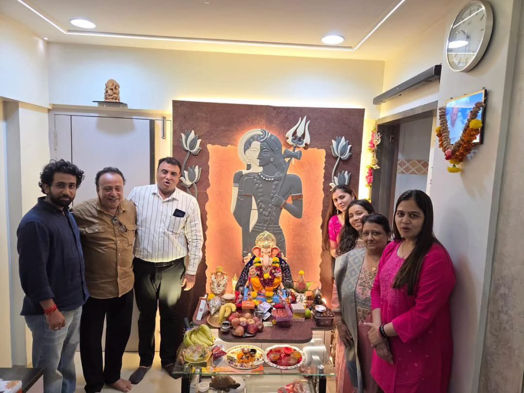 SangoreDr's tweet photo. श्री. जितू सोलंकी यांच्या निवासस्थानी भेट देऊन श्री गणरायाचे मनोभावे दर्शन घेतले व बाप्पाचे आशीर्वाद घेतले. यावेळी सोलंकी कुटुंबीयांशी संवाद साधत गणेशोत्सवाच्या हार्दिक शुभेच्छा दिल्या.

#GanpatiDarshan #Ganeshotsav #GanpatiBappaMorya #GaneshChaturthi #DrShilpaSangore https://t.co/zMWGAQk4MU