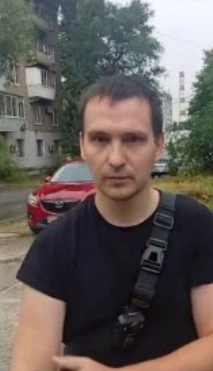 Matilda31994897's tweet photo. Запорожье 

Нижнеднепровская 4
Не дали показать документы.
Пытался показа��ь резерв, затолкнули в машину и увезли.
Пытались разбить телефон.
Усаживают сразу  в машину, якобы там будешь показывать документы.
На видео опять запечатлён тцКАЛочное уёбище.Напомню оно живёт по адресу:Запорожье ул.Глисерная 20.

Хто побачить підара - подякуй-те😈