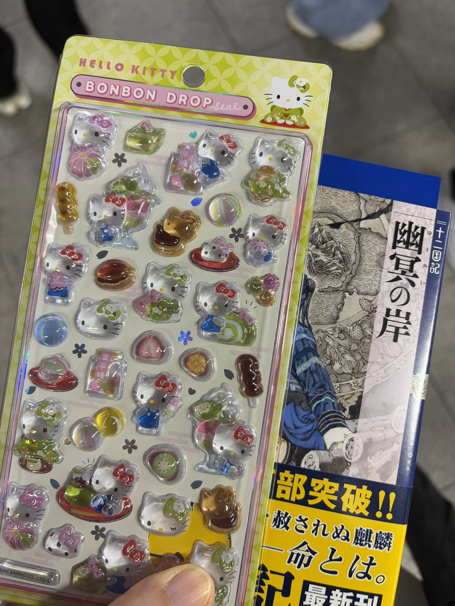 megusu04's tweet photo. 最新刊買った✌️
インバウンド用みたいなボンボンドロップシールも売ってたので思わず買っちゃった。 https://t.co/K4IF4Ms2gz