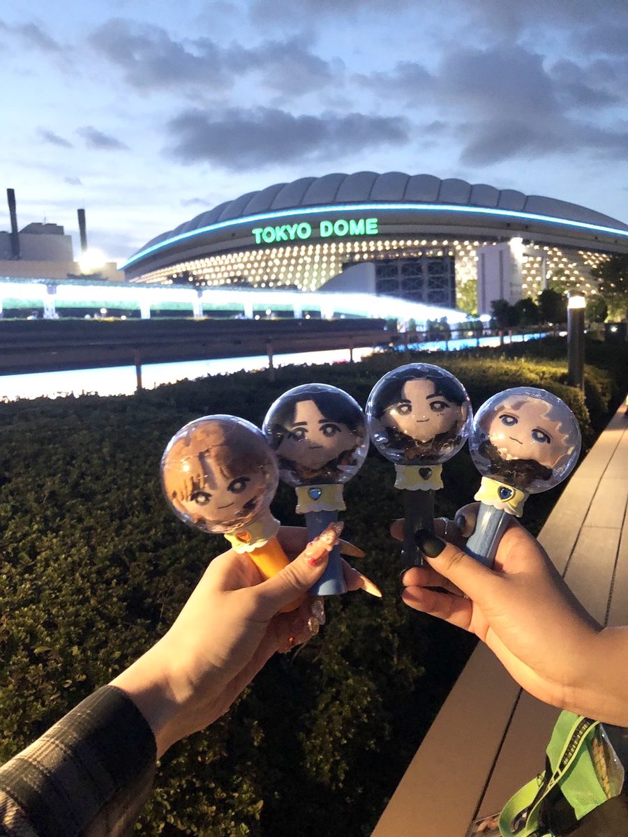 enp_812's tweet photo. 昨日はJ以外のアイドルを初めて見る友達と連番したんだけど、毎回そうだから麻痺してたけどドームでライブ出来るのって当たり前じゃないんだね、MC感動したって言ってくれて泣けた🤦‍♀️
これからの11人の未来も明るいものでありますように、チームイニミニこれからも一緒に進んでいこうね！だいすき！ https://t.co/LrULrNzoFW