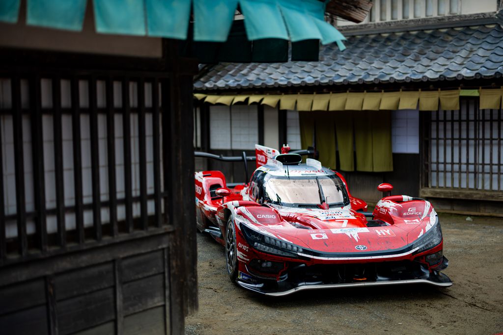 ToyotaRacing_JP's tweet photo. 日本の街並みに舞い降りたTOYOTA耐久の歴史に名を刻む3台🇯🇵🗾

#TOYOTARACING #WECjp #6HFuji https://t.co/XspCDg902t
