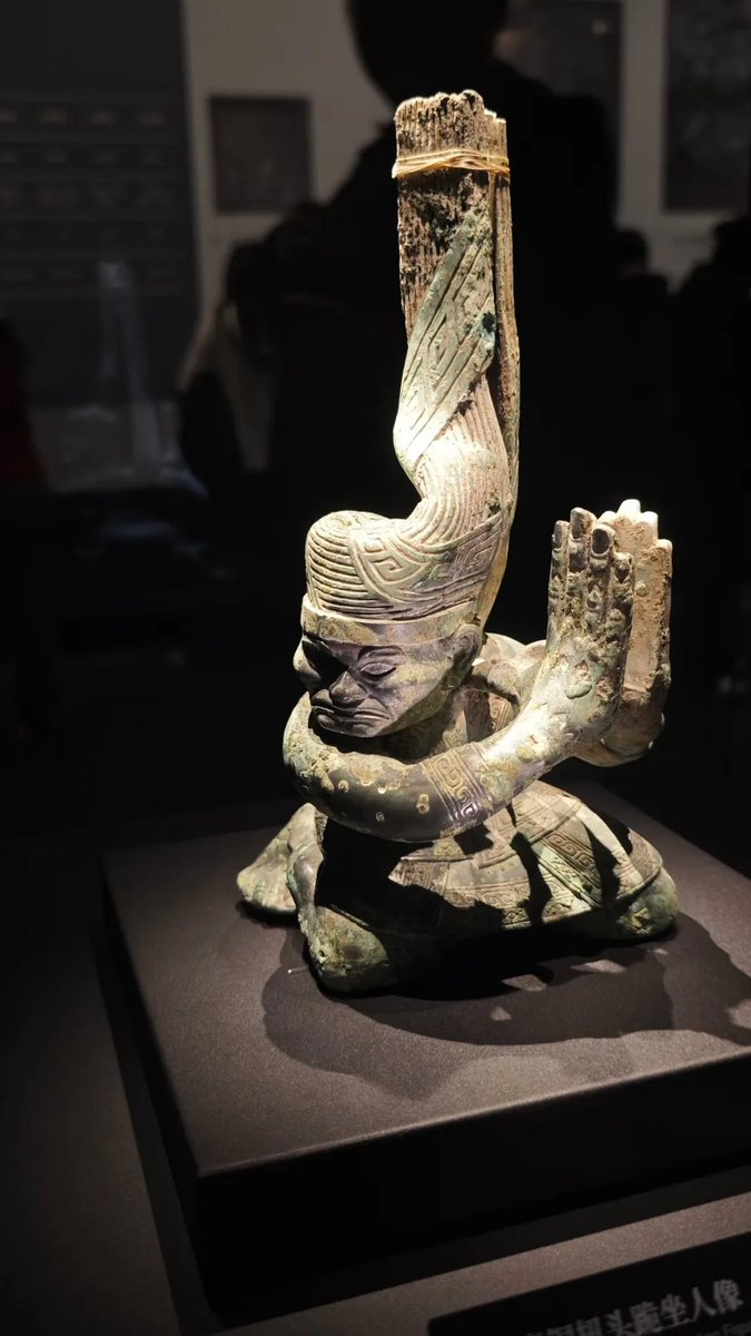 dn18279311's tweet photo. Bronze kneeling twisted-head figurine from Sanxingdui. 3000 years of ancient Shu civilization, full of mysterious power.
#Hashtag #Sanxingdui #ChineseArchaeology #BronzeArtifact #AncientCivilization https://t.co/6vdgrlbs75