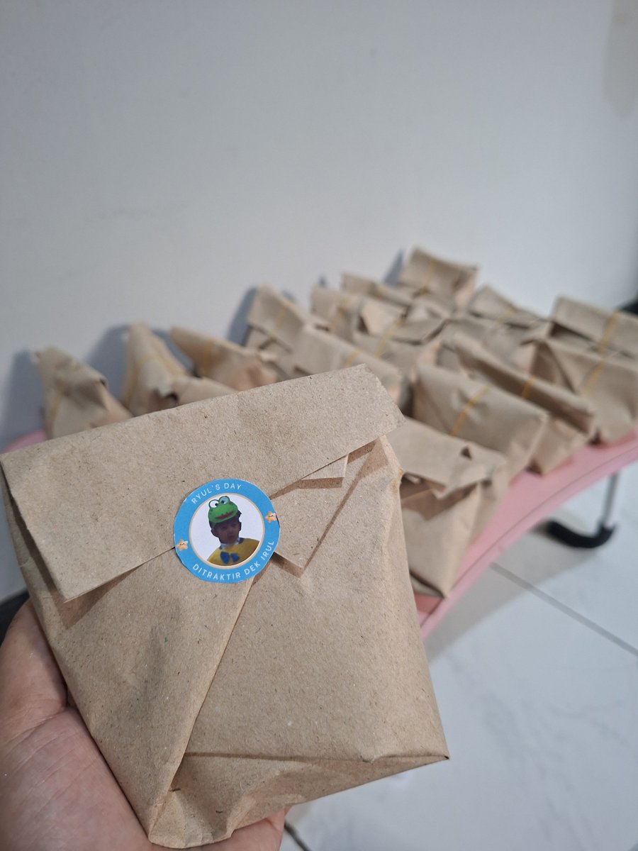 reeyul_'s tweet photo. 20 meals for Ryul's 20th bday! 🥳🍱

Celebrating ryuri bday by supporting UMKM &amp; sharing the meals for Jumat Berkah

Mbuy udah teteh sukuranin pake nasi kuning ya 🥹🫶
Sing bagja, sing gede milikna

Lopyu mbuy

OUR RAPSTAR RYUL DAY
#태어난날부터_RYULSTYLE
#20thRyulStyle https://t.co/Fk55wV3LUw