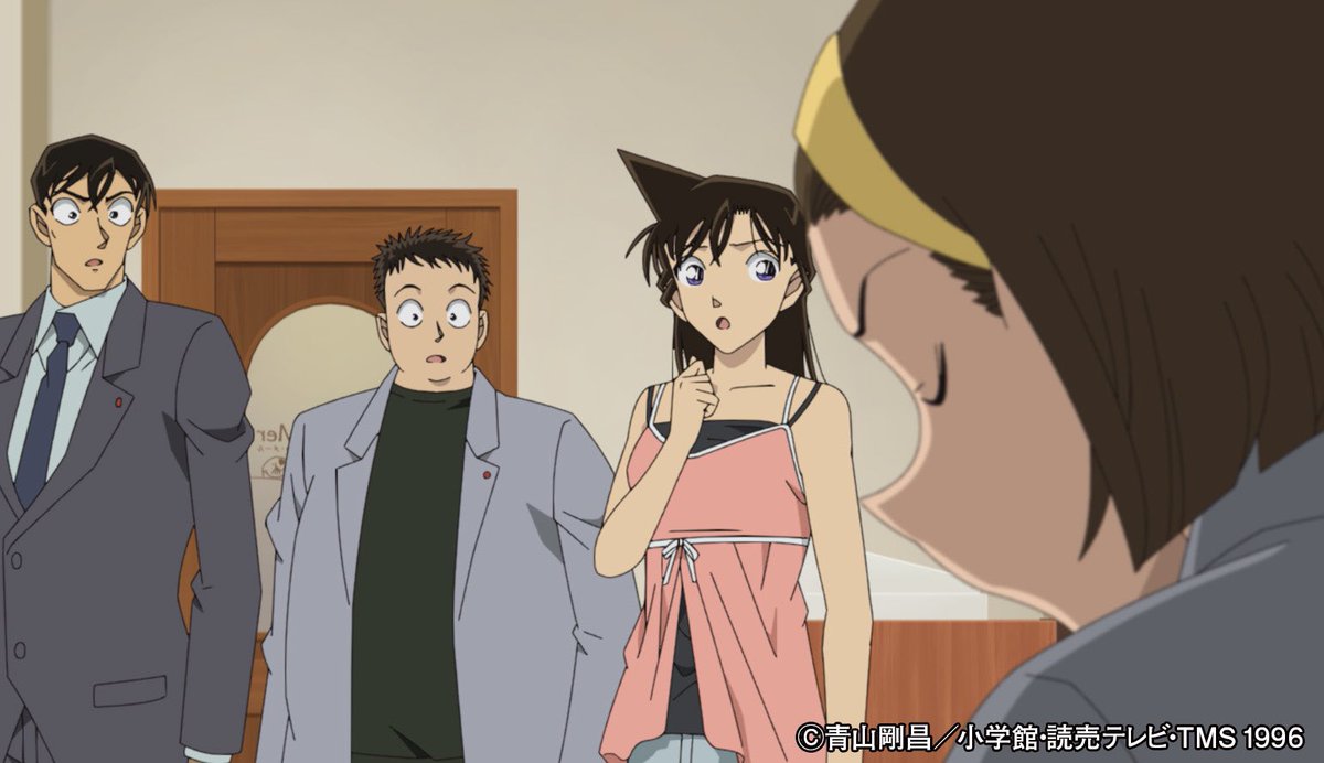conan_file's tweet photo. 駅で園子姉ちゃんと待ち合わせをしてた蘭姉ちゃんは、カットモデルをやらないかって美容室の男の人に声を掛けられたんだって!
それで園子姉ちゃんに連絡したあと、蘭姉ちゃんがその美容室が入ってるビルを見たら、窓の向こうで人が倒れる瞬間を見たんだって!
急いで現場の部屋に行くと、そこには…!?

TVオリジナル
「目撃者、毛利蘭」は、
9月19日(土)よる18:00～放送だよ!