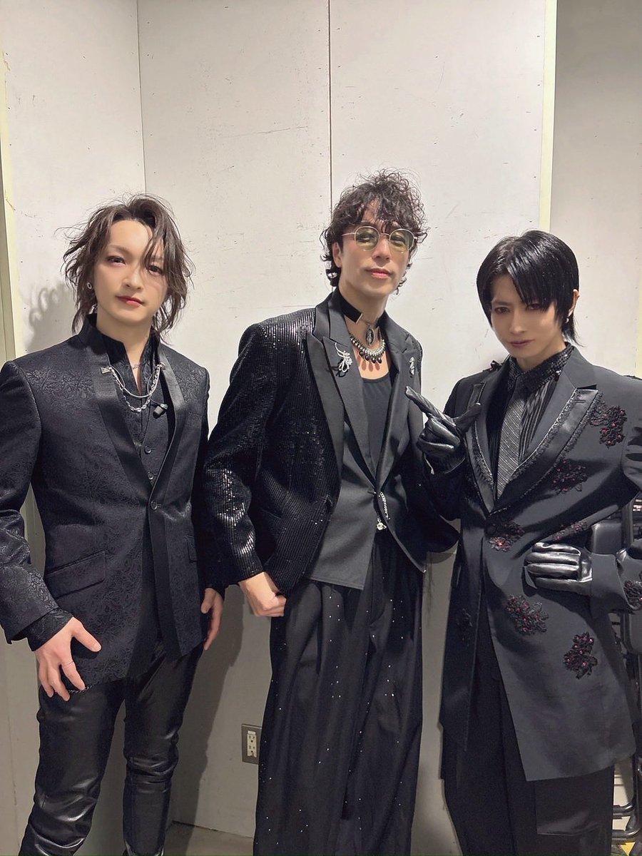 SHIN_20161224's tweet photo. 「反転する六音 無料FILM Live & Talk Show」

が、
全国7箇所で開催されることが決まりました！

8月31日に歌舞伎町で行われた
反転する六音の初ライブの映像を

どうしてもいち早くみんなに観てもらいたくて
メンバーでLtOVESにお願いしたら
実現しちゃいました！

当日ライブに来てくれたキミにも

予定があって行けなかったよ
遠くて流石に行けなかったわ

そんなキミにも

あの日のメンバーのカッコいい演奏と
僕のものもらいと眼帯も一緒に
真空パックして全国にお届けします！

上映会の後にはトークイベントもあります！

僕は全箇所会いに行っちゃうよ✨

特に札幌、仙台、広島、福岡には
今回の年末ライブでも行くことができないので、
この機会に直接ご挨拶できたら嬉しいです☺️

こんなにも早く全国のみんなに会えるなんて
最高だな✨

ちなみに
イベントの司会はLtOVES主宰の菊池さんです！

今年1月28日に
菊池さん、Ledaくんと撮った
大切な思い出の一枚を添えときます。

札幌、仙台、東京、名古屋、大阪、広島、福岡

無料なのでお気軽にお越しくださいね！

会えるのを楽しみにしてるよ☺️