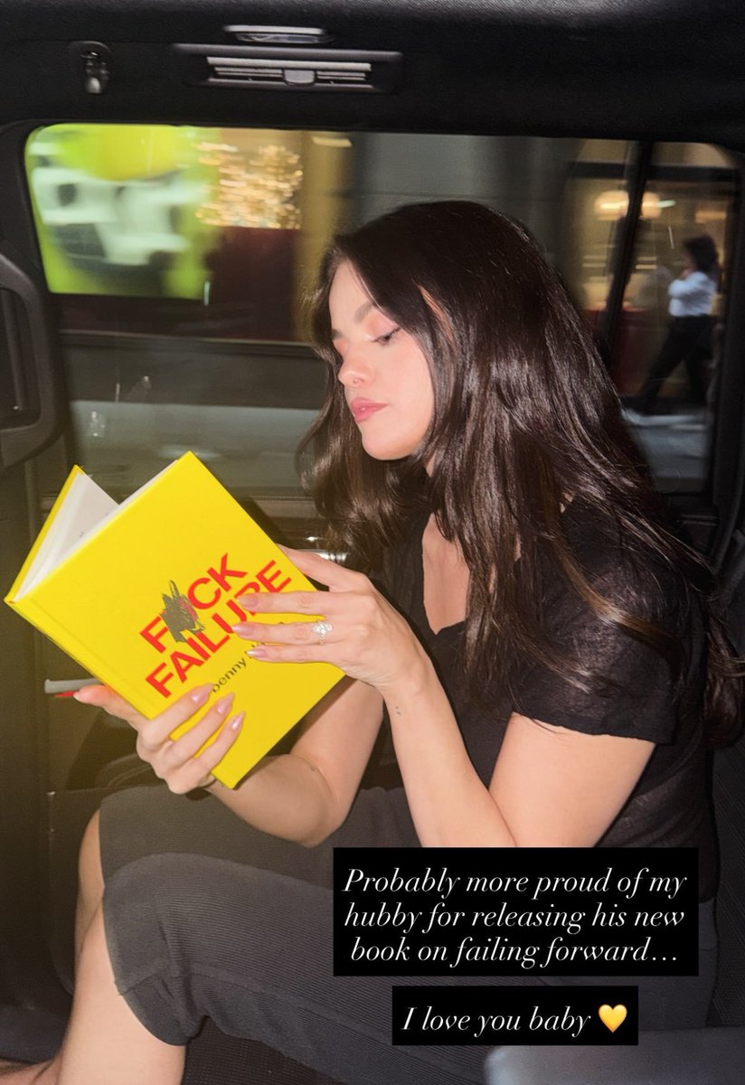 theywizards's tweet photo. elas como sempre pegando cortes de expressões faciais da selena em vídeos pra justificar críticas sobre a aparência dela quando a mulher tá literalmente aparecendo assim nos últimos dias kkk beliebers esqueçam vocês nunca farão essa mulher aqui feia https://t.co/vGUXVOi8C4