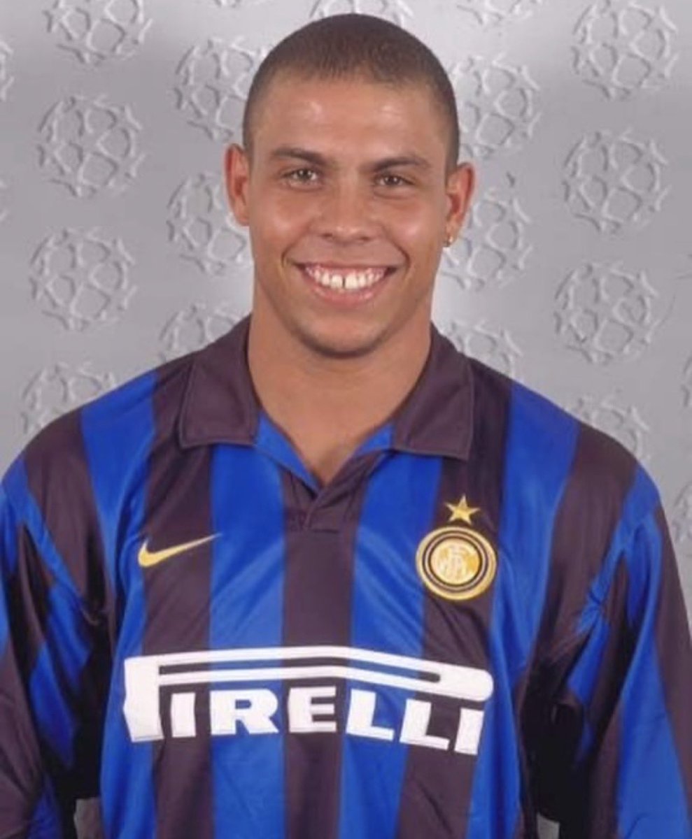 ICMadunina's tweet photo. 18 Settembre 1976, nasce Ronaldo, the best ever.
50 anni del Fenomeno🎂🥂🍾 https://t.co/yrk3gU0Afc