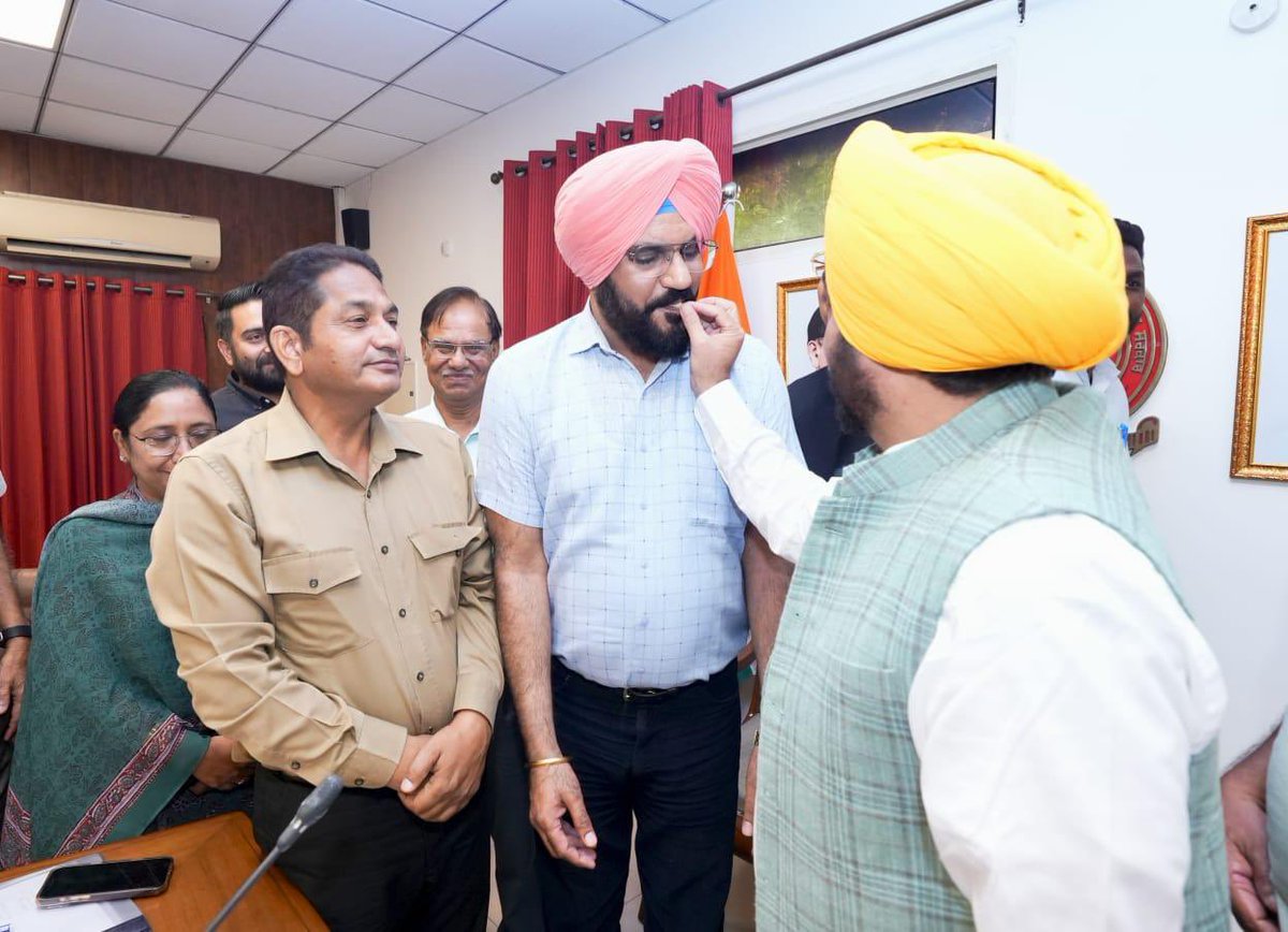 BhagwantMann's tweet photo. ਅੱਜ ਮੁਲਾਜ਼ਮ ਅਤੇ ਪੈਨਸ਼ਨਰ ਜਥੇਬੰਦੀਆਂ ਨਾਲ ਬਹੁਤ ਹੀ ਸਕਾਰਾਤਮਕ ਮੀਟਿੰਗ ਹੋਈ... ਮੁਲਾਜ਼ਮ ਸਾਡੇ ਪਰਿਵਾਰ ਦਾ ਅਹਿਮ ਹਿੱਸਾ ਹਨ, ਜਿਨ੍ਹਾਂ ਦੀ ਭਲਾਈ ਲਈ ਅਸੀਂ ਤੁਰੰਤ 8% ਮਹਿੰਗਾਈ ਭੱਤਾ (DA) ਵਧਾਉਣ ਦਾ ਫੈਸਲਾ ਲਿਆ ਹੈ... ਇਹ ਵਾਧਾ ਅਕਤੂਬਰ ਦੀ ਤਨਖਾਹ ਨਾਲ ਮਿਲਣਾ ਸ਼ੁਰੂ ਹੋਵੇਗਾ...
ਪਿਛਲੀਆਂ ਸਰਕਾਰਾਂ ਦੇ ਸਮੇਂ ਤੋਂ ਲਟਕਦੇ ਆ ਰਹੇ ਮਸਲਿਆਂ ਜਿਵੇਂ OPS, ਪ੍ਰੋਬੇਸ਼ਨ ਪੀਰੀਅਡ ਦੀ ਤਨਖਾਹ ਅਤੇ ਆਸ਼ਾ/ਮਿਡ-ਡੇ-ਮੀਲ ਵਰਕਰਾਂ ਦੇ ਮੁੱਦਿਆਂ 'ਤੇ ਵੀ ਵਿਚਾਰ ਕੀਤਾ ਗਿਆ... ਇਹਨਾਂ ਪੁਰਾਣੇ ਮਸਲਿਆਂ ਦੇ ਪੱਕੇ ਹੱਲ ਲਈ ਅਕਤੂਬਰ ਦੇ ਪਹਿਲੇ ਹਫ਼ਤੇ ਮੁੜ ਮੀਟਿੰਗ ਕਰਾਂਗੇ...
ਸਾਡੀ ਸਰਕਾਰ ਅਤੇ ਮੁਲਾਜ਼ਮਾਂ ਵਿਚਕਾਰ ਕੋਈ ਦੂਰੀ ਨਹੀਂ ਹੈ, ਹਰ ਮਸਲੇ ਦਾ ਹੱਲ ਆਪਸੀ ਗੱਲਬਾਤ ਰਾਹੀਂ ਕੱਢਾਂਗੇ... ਪੰਜਾਬ ਦੀ ਤਰੱਕੀ ਲਈ ਅਸੀਂ ਸਾਰੇ ਰਲ-ਮਿਲ ਕੇ ਕੰਮ ਕਰਦੇ ਰਹਾਂਗੇ ਅਤੇ 'ਰੰਗਲਾ ਪੰਜਾਬ' ਸਿਰਜਾਂਗੇ...
ਇਨਕਲਾਬ ਜ਼ਿੰਦਾਬਾਦ!