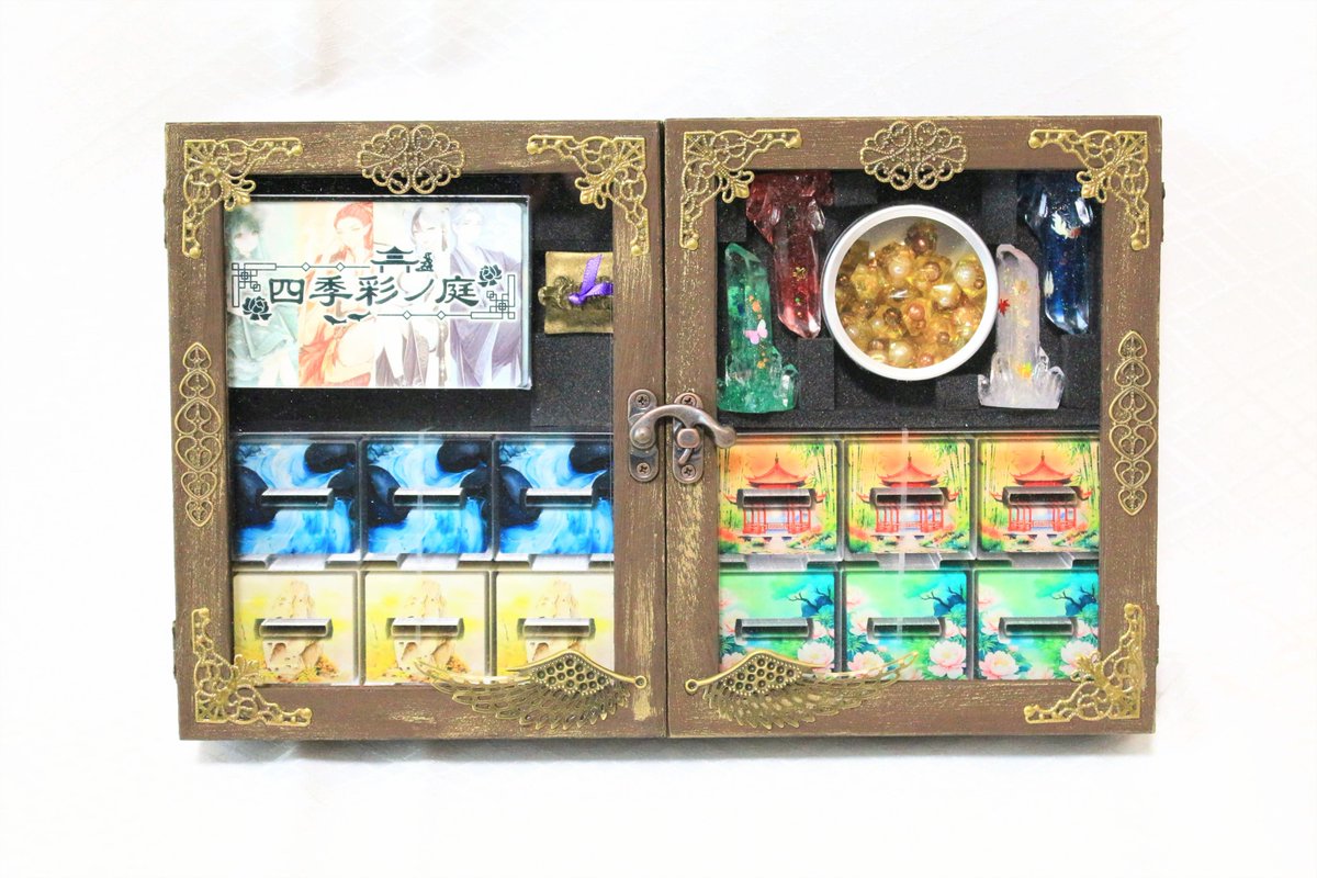 ryu_koku_dou's tweet photo. 【新作】
四季彩ノ庭

竜哭堂　P35(土曜のみ)
イベント価格　40000円
持込数　10個(当日抽選。詳細リプにて)

天才庭師になって四神と共に理想の中国庭園を造ろう！依頼主(天帝)の妨害に気を付けて！

ハンドメイドのコンポーネント＆アクリルタイル84枚の重ゲー(物理)です！

#ゲームマーケット秋2026 https://t.co/O4eTdv4hgW