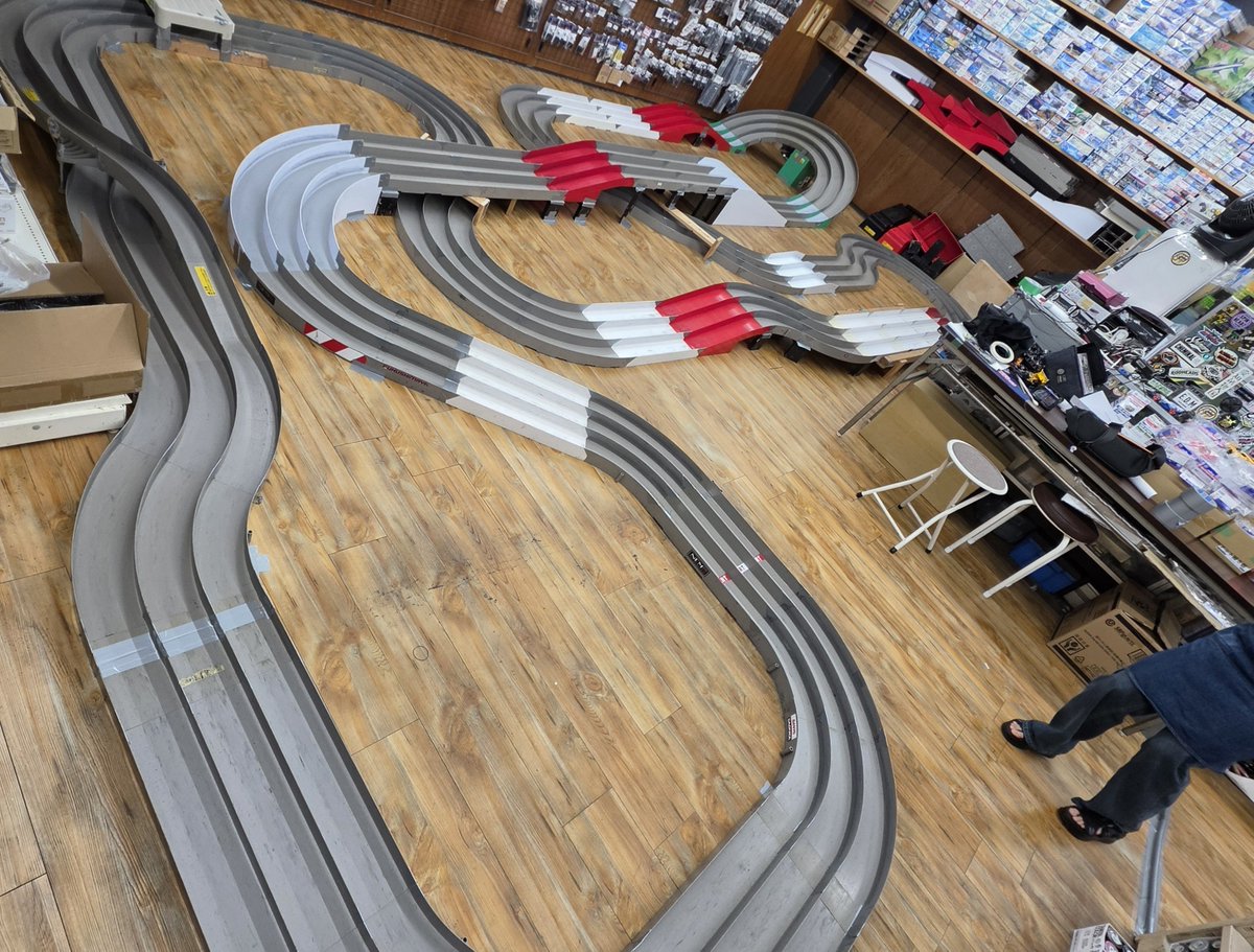 fukushimaya_TOM's tweet photo. フクシマヤ 9月ミニ四駆トライアル
エントリー受付開始します。
下記お知らせをご覧頂きDMにてエントリーお待ちしております。

★9月26日土曜日
・ストッククラス
    中日新聞杯チケット戦
・チューンクラス
・裏ダッシュクラス
    年チャン枠1枠

午前の練習はストッククラスのみ
裏ダッシュクラスは表終わり次第(14時過ぎぐらい予定)練習となります。

1階PITは先着となり定員埋まり次第2階PITになります。
詳しくは⬇

また、当日はバンダイ新製品発売日で混雑が予想されるため10時30分から11時からの入店となります。
ご迷惑おかけしてすみません。

レイアウトと試走動画になります