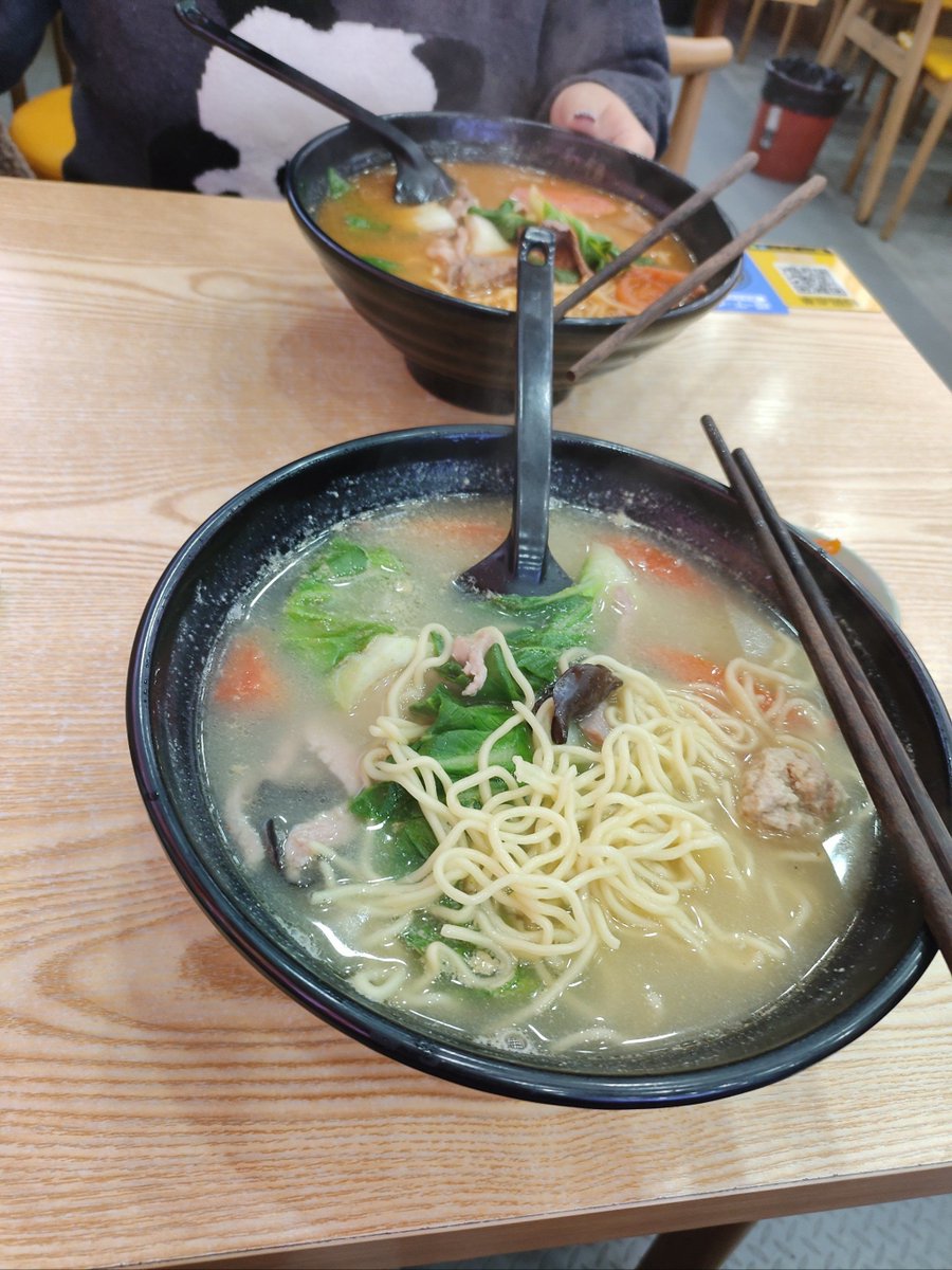 MarniJewell's tweet photo. Late-night noodles, steamy and warm, chasing away the chill after a long walk. Small bites, big comfort for tired souls. https://t.co/Ehi8q7vJxU