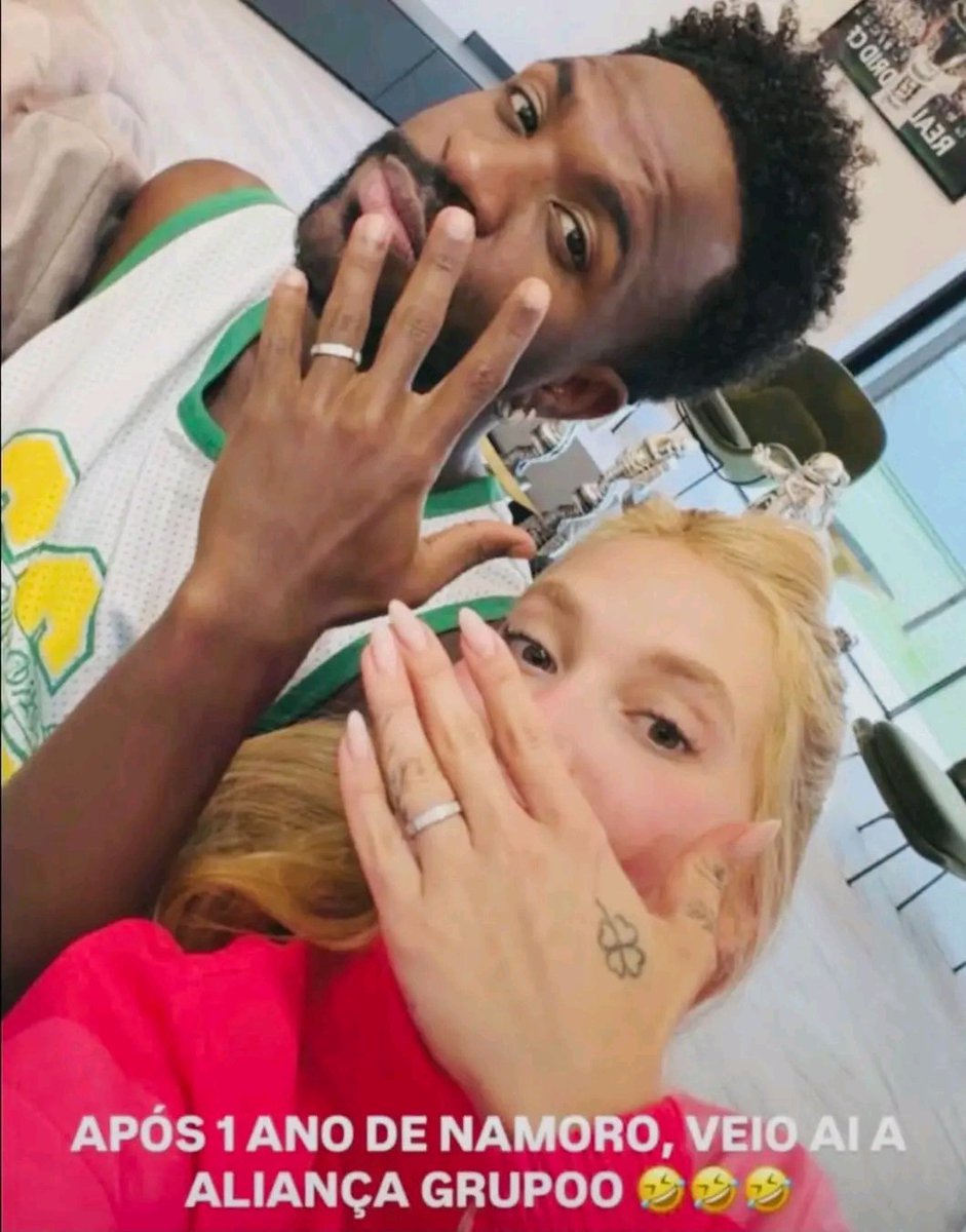 AttaBoyFootball's tweet photo. 📲 Virginia: “After 1 year of dating, the ring arrived, guys.” 🤣🤣🤣 https://t.co/pwGMiJ71L3