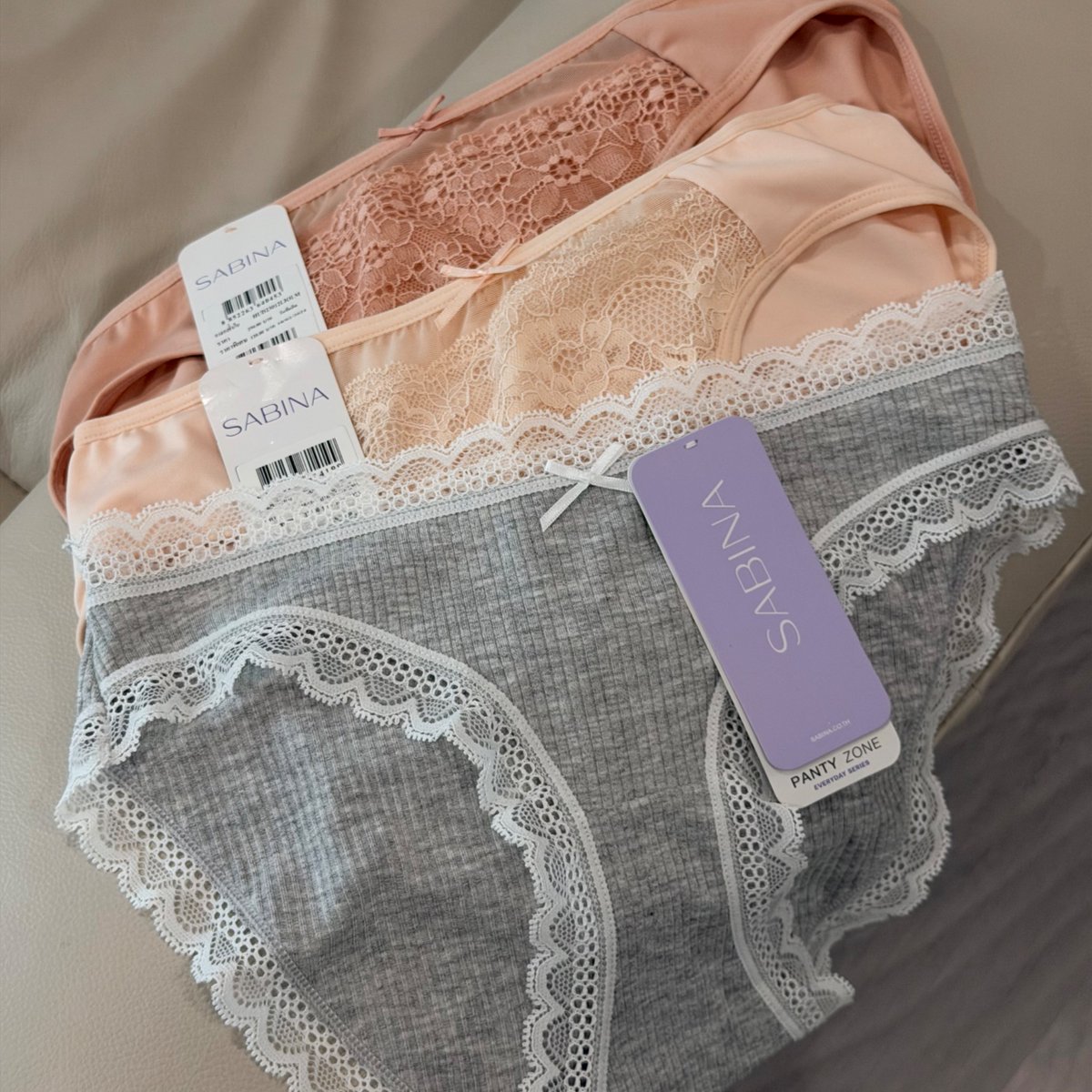 mychanita's tweet photo. ปกตินี่จะชอบซื้อของ GU, Uniqlo ผ้านิ่ม ใส่สบาย เผลอซักเครื่องก็ไม่ย้วยเท่าไหร่ แต่พอซื้อของ Sabina มาลองแล้วลืมอันเก่าไปเลย ผ้านิ่มเหมือนกัน แต่มีความแน่นกว่าด้วย ย้วยยากกว่าอีก สไตล์ก็น่ารัก ราคาไม่แรงเท่า ซื้อบ่อยๆได้มากกว่า https://t.co/45N3pleBEz
