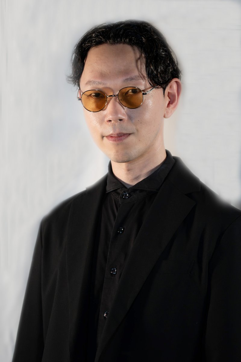 esc_escape000's tweet photo. 劇団員プロフィール❺
【山澤和幸】
◍ 照明、舞台監督、俳優
«««««
escapeの黒幕である。

今エスケープしたいもの：太陽系から脱出したい。
（撮影：タケイユウスケ） https://t.co/27g0pLjHRa