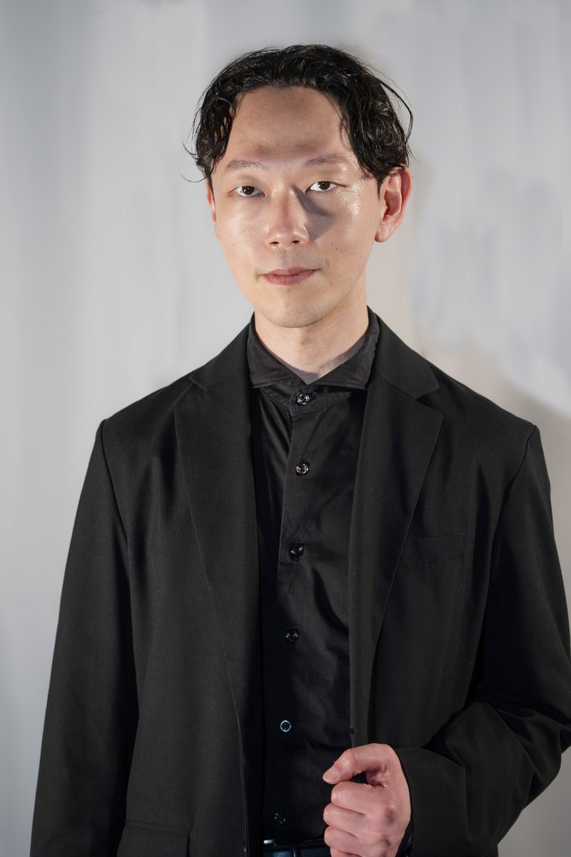 esc_escape000's tweet photo. 劇団員プロフィール❺
【山澤和幸】
◍ 照明、舞台監督、俳優
«««««
escapeの黒幕である。

今エスケープしたいもの：太陽系から脱出したい。
（撮影：タケイユウスケ） https://t.co/27g0pLjHRa