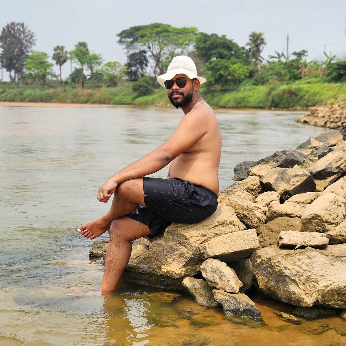 HuldaMisumi's tweet photo. Brothers enjoying a river bath during the holiday in the village https://t.co/uIYWj1BWK3