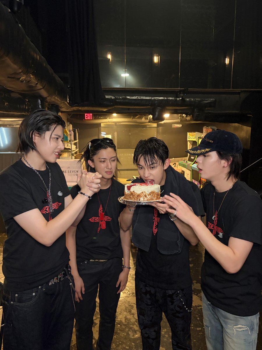 LNGSHOT4sho's tweet photo. 260918 Happy RYUL Day 🎂

#LNGSHOT #RYUL
#HBD_RYUL https://t.co/uWDyNqd1mF