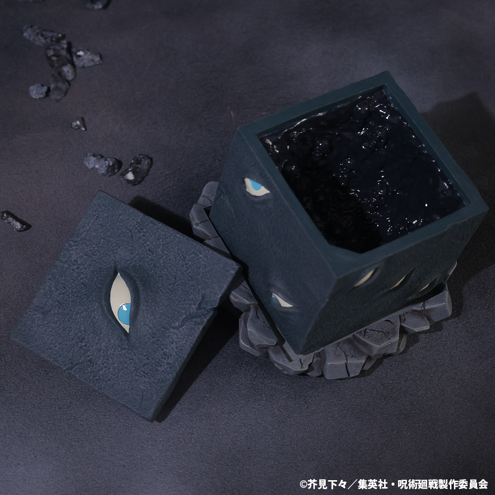 jumpshoptokyo's tweet photo. ★JUMP SHOP限定アニメ新商品情報★

2026年9月30日(水)発売！

アニメ『＃呪術廻戦』より獄門疆の小物入れが新登場！！
中身の骸骨の細部までこだわった特級呪物。
封印級の迫力をそのままに再現した、存在感抜群のアイテムです。
お気に入りの小物を封印して、呪術廻戦の世界観をお楽しみください。

■獄門疆「閉門」小物入れ 　8,800円

［販売店舗］
常設15店舗+期間限定ららぽーと福岡店
+JUMP SHOPオンライン(10：00～)
https://t.co/z48Txh9H2c