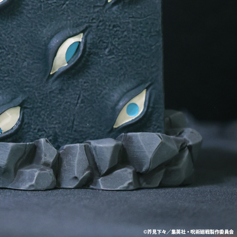jumpshoptokyo's tweet photo. ★JUMP SHOP限定アニメ新商品情報★

2026年9月30日(水)発売！

アニメ『＃呪術廻戦』より獄門疆の小物入れが新登場！！
中身の骸骨の細部までこだわった特級呪物。
封印級の迫力をそのままに再現した、存在感抜群のアイテムです。
お気に入りの小物を封印して、呪術廻戦の世界観をお楽しみください。

■獄門疆「閉門」小物入れ 　8,800円

［販売店舗］
常設15店舗+期間限定ららぽーと福岡店
+JUMP SHOPオンライン(10：00～)
https://t.co/z48Txh9H2c
