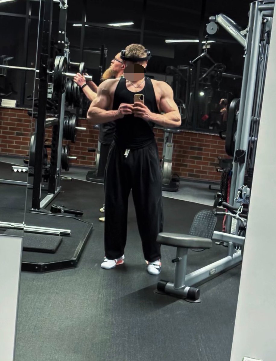 PanPiotrMaster's tweet photo. Siemano cioty dzisiaj spocone soxy i boxy bardzo mocno dlatego odzywać się w dmy bo jebie strasznie 
#master #findom #soxy #socks #boxers #bokserki #majtki #stopy #feed #muscle #boss https://t.co/VoMK3XVWV3