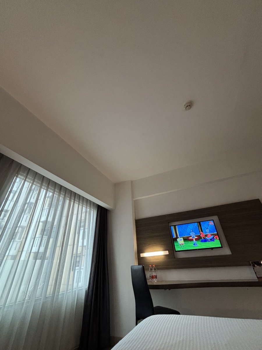 ice_semmanmu's tweet photo. Hotel rasa apartemen atau apartemen rasa hotel 

Sepi banget padaha lokasinya di tengah kota Bekasi https://t.co/KCLBfSgGNq