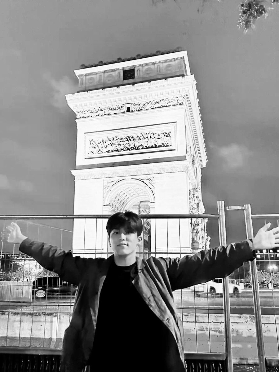 bollubantet's tweet photo. paris, france.             simpang lima, kediri. https://t.co/Up3DyteQPc