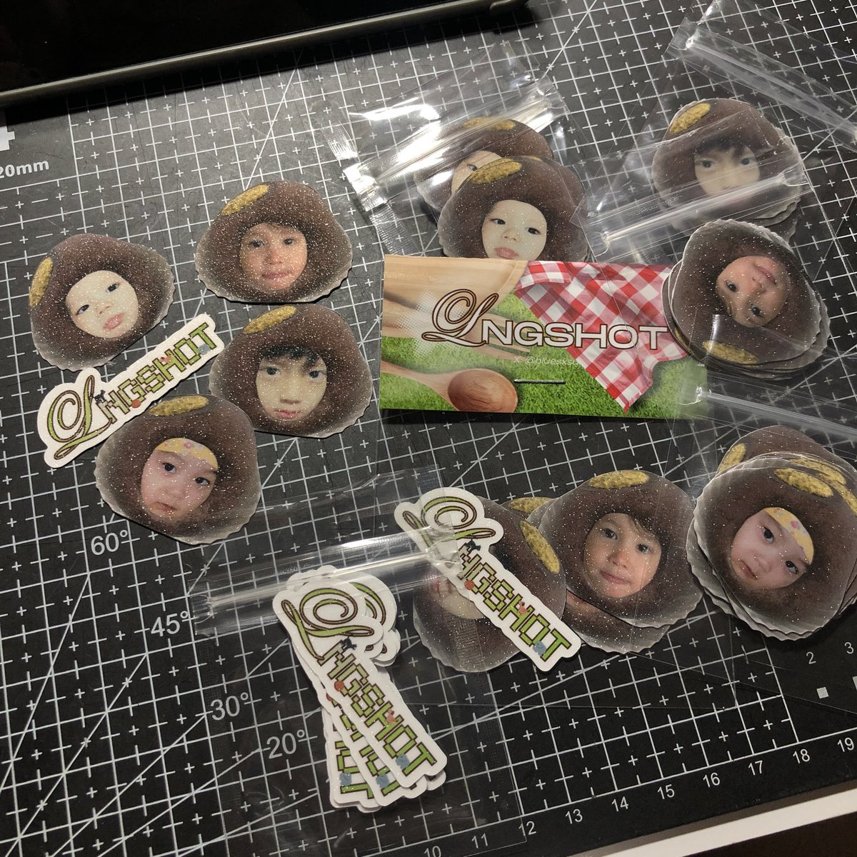 bluesxsu's tweet photo. (พร้อมส่ง) สติกเกอร์อ้วนดูไบ🍫

— set ละ 39.- (5 ea)
📮ส่ง 40 (ห่างไกล +20)
เคลือบกลิตเตอร์ขนาด 4-5 cm.

📨dm ได้เลยค่ะ มีของแถมทุกออเดอร์
#ตลาดนัดlngshot #ตลาดนัดLNGSHOT https://t.co/0alvtTswOd