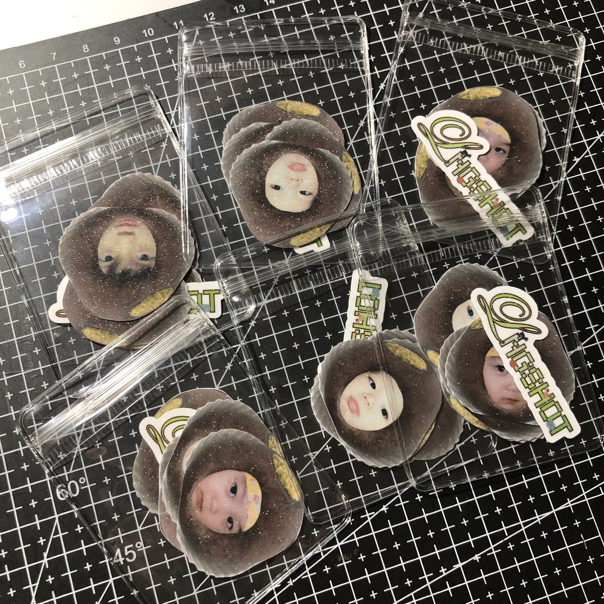 bluesxsu's tweet photo. (พร้อมส่ง) สติกเกอร์อ้วนดูไบ🍫

— set ละ 39.- (5 ea)
📮ส่ง 40 (ห่างไกล +20)
เคลือบกลิตเตอร์ขนาด 4-5 cm.

📨dm ได้เลยค่ะ มีของแถมทุกออเดอร์
#ตลาดนัดlngshot #ตลาดนัดLNGSHOT https://t.co/0alvtTswOd