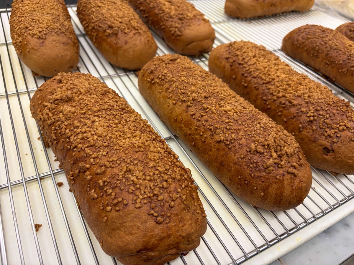 Nochi_2026_'s tweet photo. 9/18（金）本日限定のお通し🍞
いつも、美味しいお通しのクッキーを焼いてくださっているLa glycine（ラ・グリシーヌ）さんから、予約限定パン『パン・オ・フリュイ・セック』がやってきました〜〜〜🍞

なんと、焼きたてです♨️
ウイスキーのお供にぜひ❗️🥃 https://t.co/zzr2aTuMuB
