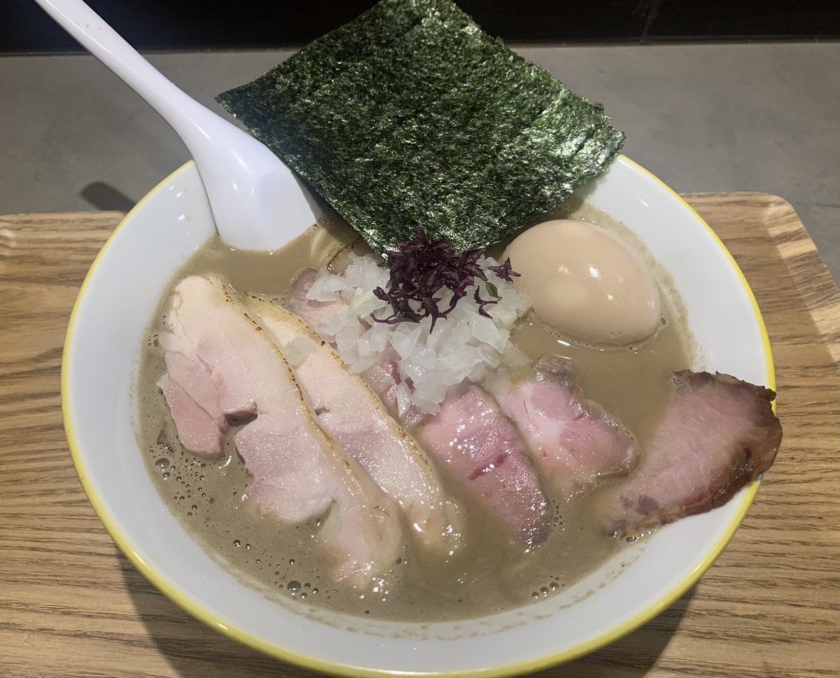 MEN_SUK55's tweet photo. ボシ麺タルで念願のコチラへ💁
気持ち昂り連食希望も快くオケ👌

先に煮干しと水のみの"飴"🐟スッキリしつつも奥深いストレートニボ苦旨み🍜
次に煮干しと豚骨の"鈍"🐟濃厚マイルドマッタリニボ苦旨み🍜特製TPも全て美味😋

甲乙付け難く共に完食完飲Dreamer and心地良き神接客🥇

#煮干閏 #ラーメン https://t.co/yZtzFRHt2l