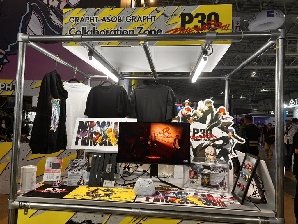 _3ugame's tweet photo. TGS行くペルソナの民へ

アトラスブースでなく、GRAPHTのP4R試遊の方が重要度が高い上に試遊がムズい可能性あります 優先で行くべき説あります

P30thイヤホンで試遊できるのはこの1台のみ、この2日で4回ほどp4したけど(アホ)
ここは音が段違いに良い、体験価値がありすぎる
忘れずに寄って欲しい https://t.co/Wsaxb0KrZL