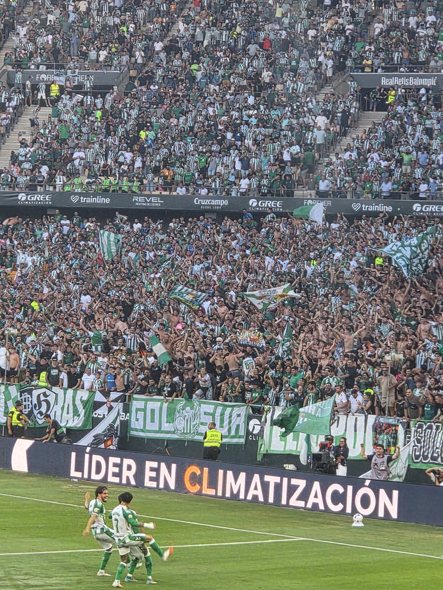 GxldePepeElias's tweet photo. El mayor movimiento popular del sur de Europa.

La hinchada más loca y grande de España y Andalucía.

La mejor grada nacional.

Llámenla como quieran, el resultado es el que es. 

A sus pies @GolSur1907 https://t.co/zPjm73OkEL