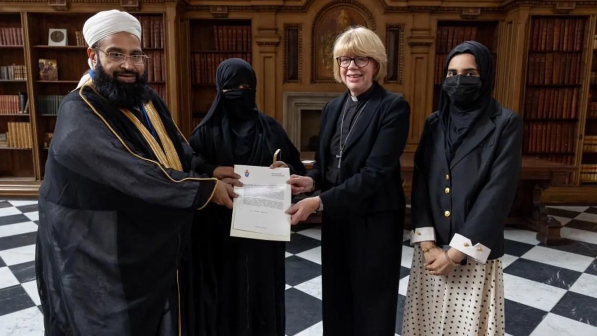 LeonardoPanetta's tweet photo. Inghilterra. La scorsa settimana, in occasione del 25° anniversario degli attentati dell'11 settembre, Sarah Mullally, arcivescovo di Canterbury, 
decide di conferire a Hafiz Muhammad Tahir Mehmood Ashrafi, il Premio per la Riconciliazione e la Cooperazione Interreligiosa

Piccolo problema. Nel 2007, Ashrafi, studioso islamico e presidente del Puk, importante organismo che riunisce figure di peso del mondo musulmano in Pakistan, elogiava Osama bin Laden, definendolo "un combattente per l'Islam contro i russi, gli americani e gli inglesi". Non solo, avrebbe anche affermato di voler conferire a bin Laden il titolo di Saifullah, che significa "Spada di Dio".

Canterbury ha così deciso di ritirare il premio consegnato appena una settimana fa. 

L’Occidente di oggi spiegato facile