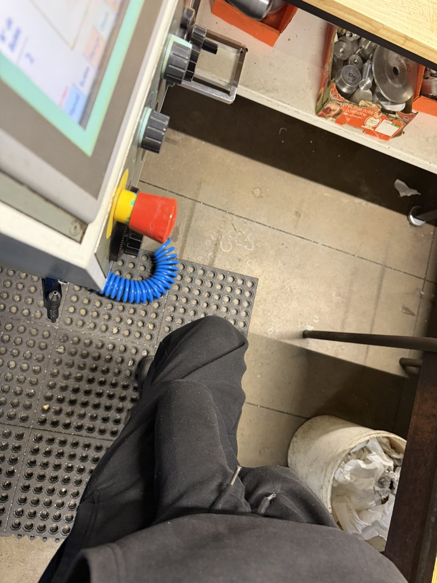 SandkingXXL's tweet photo. @ work, not even trying to hide it, my 

               C O M F O R T 

is my priority 😉

#9inches (actually more..) #gay #bi https://t.co/fCEvizVtTl