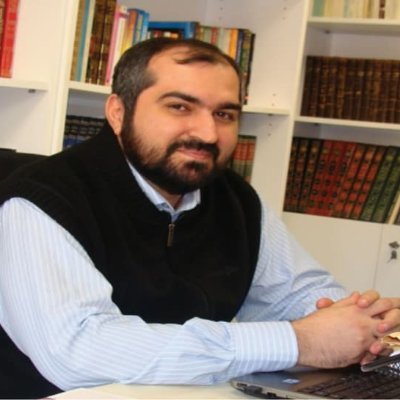 medya_post's tweet photo. 🔴 Ayasofya'nın ilk imamı Prof. Dr. Mehmet Boynukalın Husiler Hk:

"Allah için açık ve net: Fakir olmalarına rağmen katil İsrail'e füze atan Husiler, zengin olduğu halde Gazze'nin yardımına koşmayan Suuddan cok daha üstündür ve şereflidir." https://t.co/1p3yvmw9rj