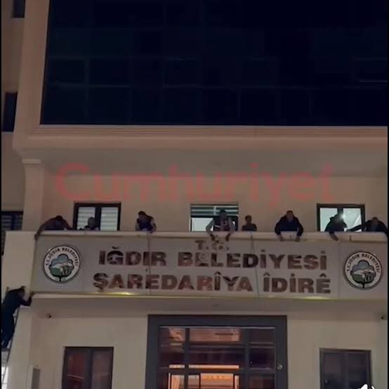 burada_1283's tweet photo. Bunlara da karşıyız ve burası devlet kurumu değil? Uyduruk tabelalarınıza müdahale etmesi gerekenlerin buna da etmesi gerekiyor anlamıyor musun?
Adı Oğuzların boyu olan Iğdırdan gelen şehre İdire diye isim uydurup Türkoğlu olan ilçeyi Kürtoğlu yapmışsınız.
Derdiniz başka sizin. https://t.co/X1ViT5DfFr